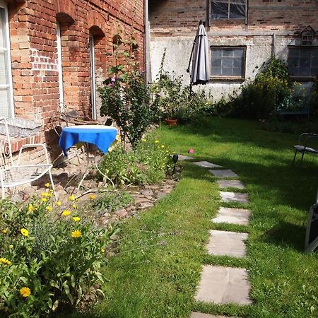 Neu Fewo Im Bauernhaus Mit Idyllischem Innenhof Und Naturgarten Mesekenhagen Luaran gambar